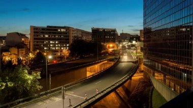 Paris, Fransa - Timelapse - Blue Hour 'daki La Defense Business District' deki Yol Trafiği Binaları