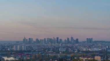 Aubrac, Fransa - Timelapse - La Defense Business District üzerine Sakin Gündoğumu Yukarıdan Bakış