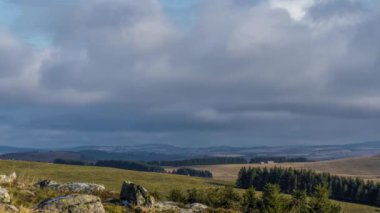 Aubrac, Fransa - Timelapse - Fransa 'da Geniş ve Çöl Ovalarında Gündüz Bulutlu Gökyüzü
