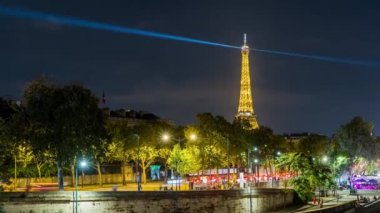 Paris, Fransa - Timelapse - Gece Eyfel Kulesi yakınında Trafik
