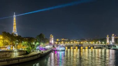 Paris, Fransa - Timelapse - Paris Hayatı Gece Eyfel Kulesi Seine Nehri ve Trafik Köprüsü