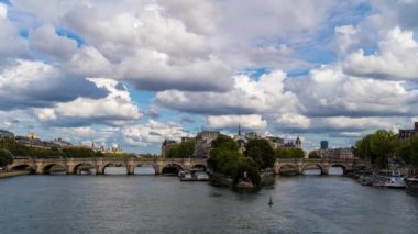 Paris, Fransa - Timelapse - Paris Merkezi üzerinde güneşli ve bulutlu bir gün Seine Nehri ve Köprü Ağaçları Mimarisi