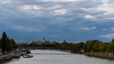 Paris, Fransa - Zaman Akımı - Paris Seine Nehri Üzerindeki Fırtınalı Gökyüzü ve Kayık Köprüleri Anıtları