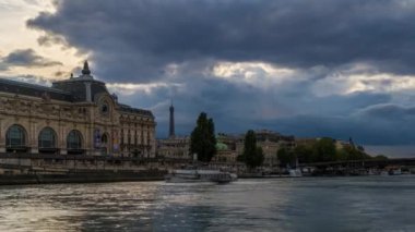 Paris, Fransa - Fırtınalı Paris Günü Eyfel Kulesi Seine Nehri ve Tekne Mimarisi Üzerine