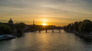 Paris, Fransa - Yaz Günbatımı Paris Tarihi Merkezi Üzerinde Ünlü Anıtlar Seine Nehri ve Tekne Köprüleri