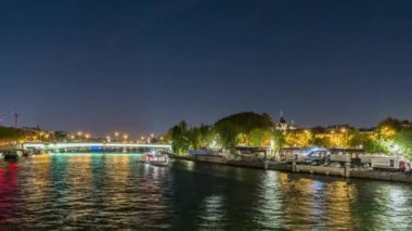 Paris, Fransa - Timelapse - Paris Seine Nehri Köprüleri Turizm Merkezi 'nde Gece Gezileri