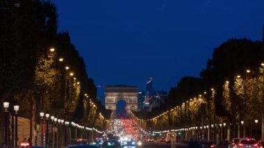 Paris, Fransa - Timelapse - Paris 'te Champs-Elysees Bulvarı Arka planda La Defense Business District ile