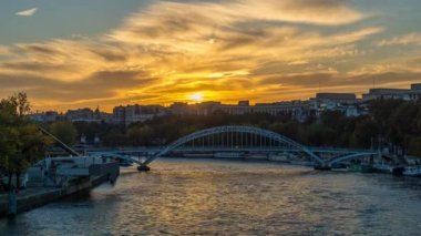 Paris, Fransa - Zamanlaması - Paris Seine Nehri Üzerinde Günbatımında Renkli Bulutlar ve Tekne Gezileri