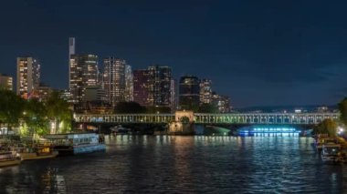 Paris, Fransa - Timelapse - Paris 'teki Bir-Hakeim Köprüsü Ünlü Place Seine Nehri ve Turist Gemi Binaları