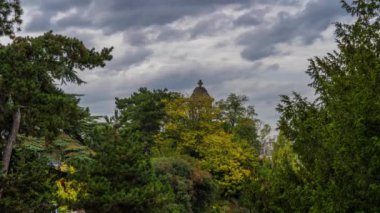Paris, Fransa - Timelapse - Bulutlu Gökyüzü Ağaçları ve Anıtı Altında Paris Halk Parkı