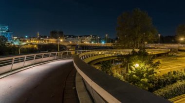 Paris, Fransa - Timelapse - La Defense Business District Paris Night Eiffel Tower 'da Eğri Yaya Yolu