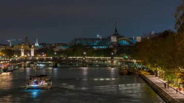 Paris, Fransa - Timelapse - Paris 'te Seine Nehri' nin üzerinde Gece Turistleri, Bruidges Limanı 'nda Halkları Gezintiyor