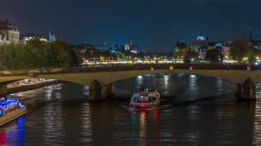 Paris, Fransa - Timelapse - Paris 'teki Seine Nehri üzerindeki Tarihi Köprü Gece Gemisinde Mimari Işıklar Yansımaları