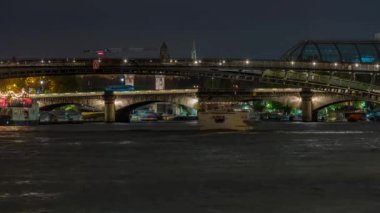 Paris, Fransa - Timelapse - Paris 'te Seine Nehri Köprülerin Altında Turistik Seyahat Işıkları ve Gölgeler