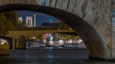 Paris, Fransa - Timelapse - Paris 'teki Tarihi Köprüler ve Gece Turistleri' nin Rıhtımdaki Notre-Dame Katedrali