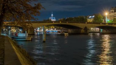 Paris, Fransa - Timelapse - Paris 'teki Seine Nehri' nden Geçen Tekneler Bir Gece Köprüsü ve Mimari