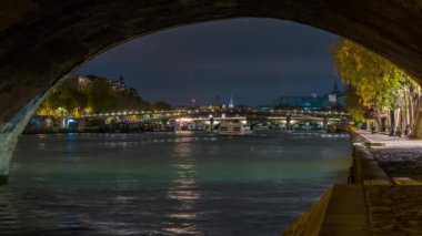 Paris, Fransa - Timelapse - Paris 'teki Tarihi Köprünün Altında Saklı Turistler Seine Nehri' nde Geziniyor ve Aydınlatılmış Rıhtımlar