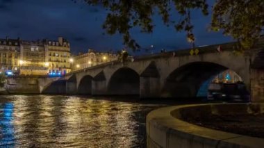 Paris, Fransa - Zamanlaması - Paris Romantik Mekanı Turistlerin Gezileri Nehir ve Işıklar Yansımaları Manzarası Keyifli