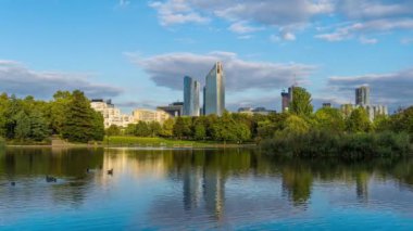Paris, Fransa - Timelapse - La Defense Business District From Public Park Bulutları ve Ağaçlar Binaları