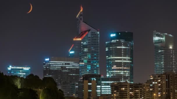 法国巴黎 时间流逝 夜晚建筑中靠近国防商业区塔楼的新月 — 图库视频影像