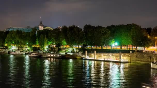 法国巴黎 时间流逝 巴黎塞纳河码头夜间船只交通 — 图库视频影像