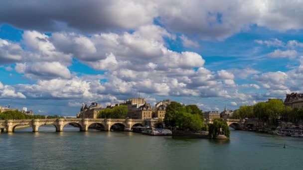 法国巴黎 时间的流逝 阳光下的巴黎历史中心和云天塞纳河大桥的全景 — 图库视频影像