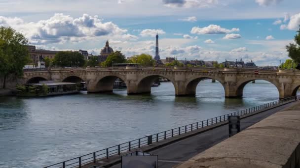 法国巴黎 时间流逝 巴黎旅游中心塞纳河和船坞上空阳光灿烂的日子 — 图库视频影像