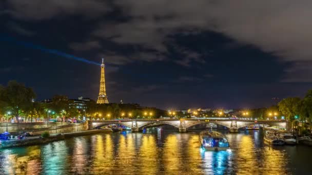 法国巴黎 时间流逝 从塞纳河大桥和交通看巴黎埃菲尔铁塔 — 图库视频影像