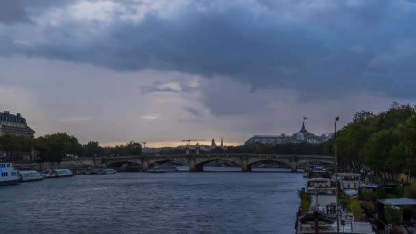 法国巴黎 时间流逝 巴黎中心的雨天塞纳河大桥和交通码头及船只 — 图库视频影像