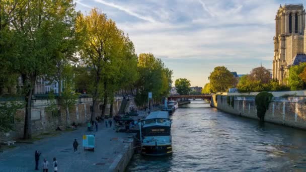 法国巴黎 时间流逝 巴黎圣母院区 巴黎船巡航塞纳河人民享受这个地方 — 图库视频影像