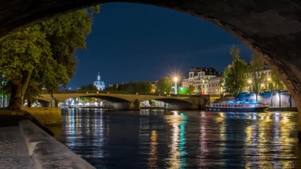 法国巴黎 时间的流逝 从行人码头 塞纳河和游艇游轮看巴黎城夜景迷人 — 图库视频影像