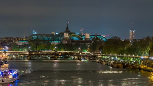 法国巴黎 塞纳河和游客夜间游览巴黎塞纳河和名胜古迹 — 图库视频影像