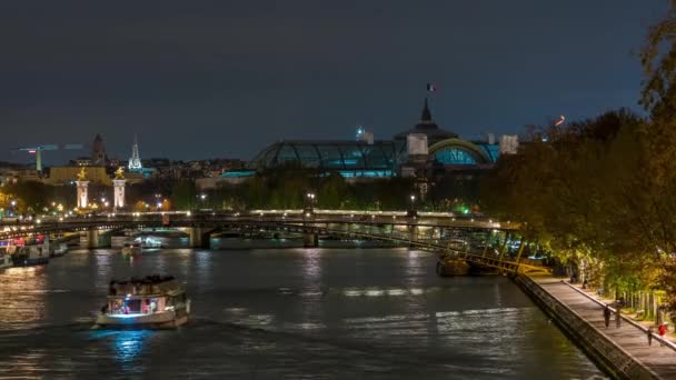 法国巴黎 时间的流逝 夜间游客在码头上游览布鲁日民族时俯瞰巴黎塞纳河 — 图库视频影像