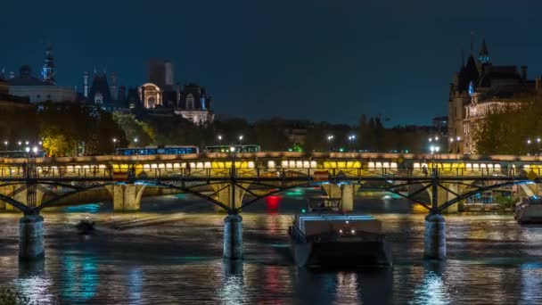Paris Frankrike Timelapse Historiska Broar Paris Natten Med Båtar Trafik — Stockvideo