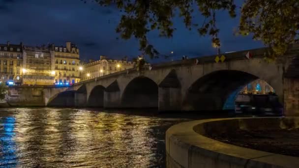 法国巴黎 时间的流逝 欣赏巴黎浪漫之地的风景 游客巡游河流与灯光反思 — 图库视频影像