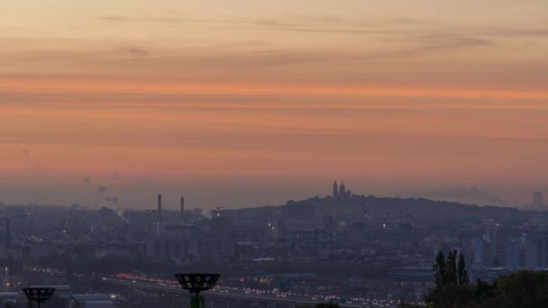 フランス タイムラプス モンマルトルの丘と聖心大聖堂の上の甘い日の出 パリのトラフィックライフスタイル — ストック動画