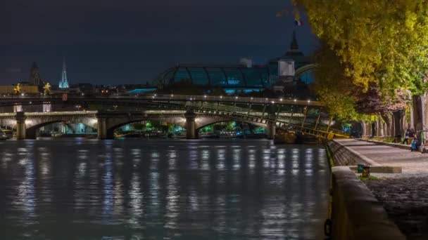 Париж Франція Тімелапс Просвітлені Доми Людьми Ходять Річці Сена Парижі — стокове відео