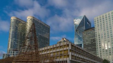 Paris, Fransa - Zaman Çizelgesi - Hareketli Bulutlar ve Yansımalar Altında La Savunma İş Bölgesi Kuleleri