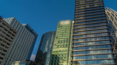 Paris, Fransa - Zaman Kaynağı - Bulutlu Gökyüzü ve La Defense Business District 'teki Kuleler Üzerinde Işık Yansımaları