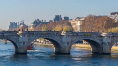 Paris, Fransa - Paris 'teki Seine Nehri üzerindeki Tarihi Köprü Sonbahar Renkleri Anıtları ve Mimarisi