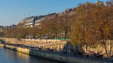 Paris, Fransa - Timelapse - Seine Rıhtımında Sonbahar Renkleriyle Yürüyen Turistler Paris Güneşli Günü