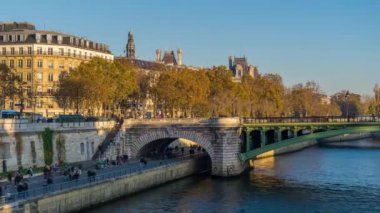 Paris, Fransa - Timelapse - Paris 'te Turistler Sonbahar Renkleri Tarihi Köprüsü ve Binaları ile Yürüyor