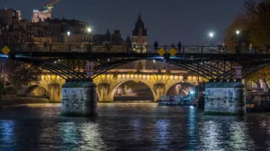 Paris, Fransa - Zaman Kaynağı - Paris 'teki Seine Nehri üzerinde Gece Köprüleri ve Trafik Işıkları ve Yansımaları