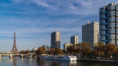 Paris, Fransa - Timelapse - Paris 'te Eyfel Kulesi ve Seine Nehri ve Tekneleri olan Turistik Bölge