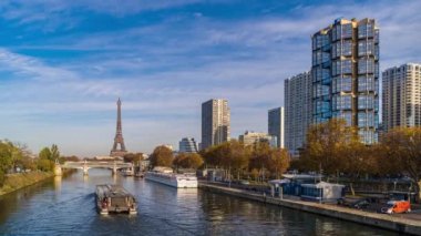 Paris, Fransa - Timelapse - Paris ve Eyfel Kulesi Seine Nehri ve Turistlerle Güneşli Bir Gün