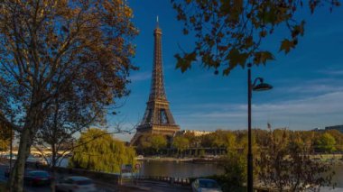 Paris, Fransa - Timelapse - Paris Seine Nehri 'nde güneşli bir günde Sonbahar Ağaçları Arasında Eyfel Kulesi