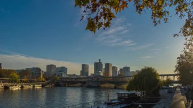 Paris, Fransa - Timelapse - Paris 'te Sonbahar Ağaçları Seine Nehri ve Tekneleri ile Bir Hakeim Köprüsü' nün Geniş Görünümü