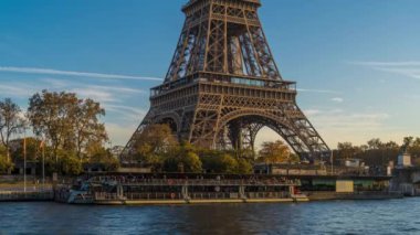 Paris, Fransa - Timelapse - Paris 'te Altın Saat Güneşli bir Eiffel Kulesi ve Seine Nehri' nde Turist Gezintilerinden Sonra
