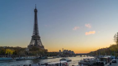 Paris, Fransa - Timelapse - Paris 'te Turistlerle Seine Nehri ve Eyfel Kulesi' nde Mavi Saat
