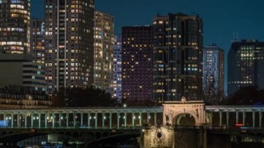 Paris, Fransa - Timelapse - Ünlü Bir Hakeim Köprüsü Paris 'te Gece Binaları ve Otelleriyle Aydınlandı